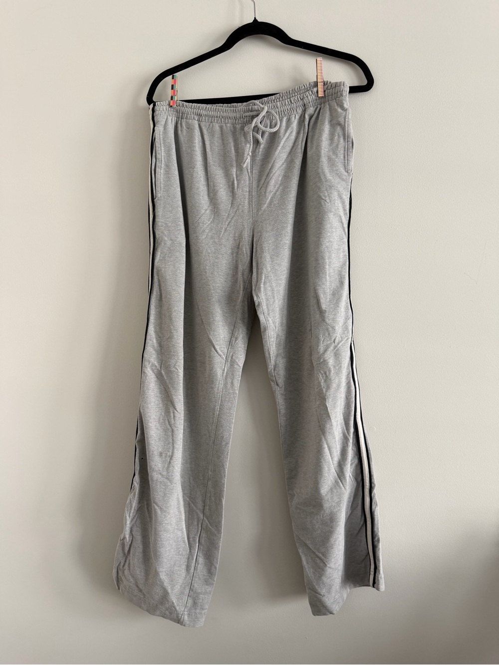 EVERLAST MENS/UNISEX Light Gray Drawstring Track Pants with Black Side Stripes